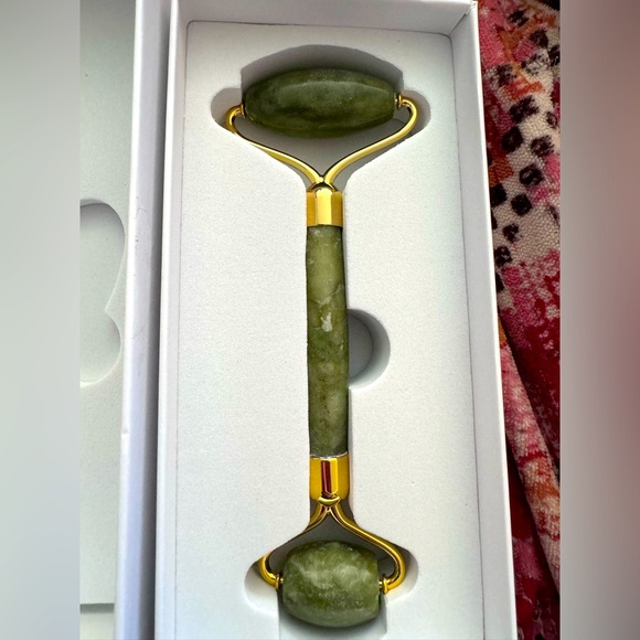 NIB Jade Roller & Gua Sha Set - Picture 2 of 5